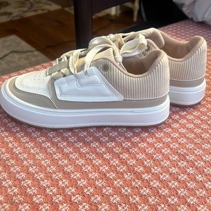 Color Block Round-Toe Platform Sneakers With Bread Bottom